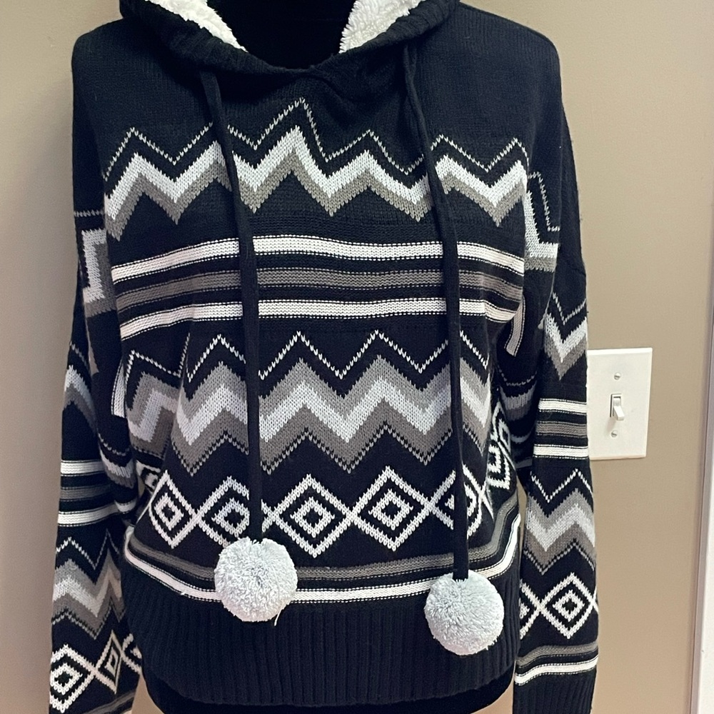 Rue21 Black and Gray Patterned Sweater